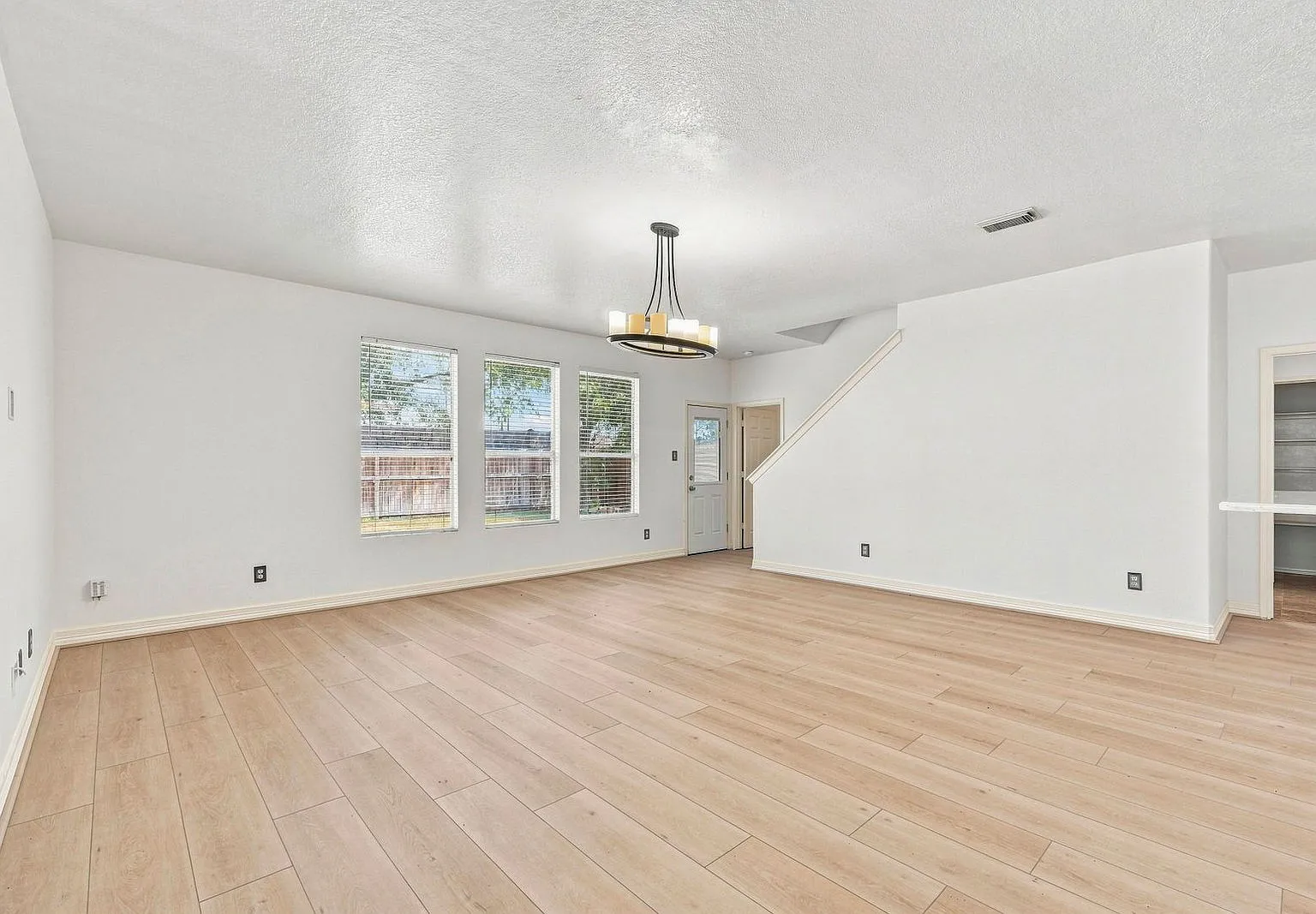 4 bed, 2.5 bath, 2394 sqft, $2,390 — Photo 3