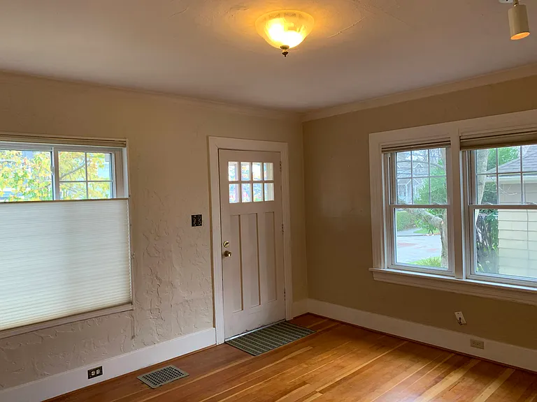 4207 SW Walker St — Photo 2