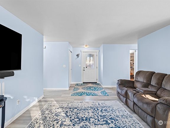 3rd image of 60 E Sycamore Court