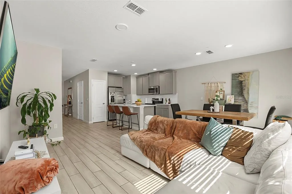 3 bed, 2.5 bath, 1379 sqft, $2,600 — Photo 4