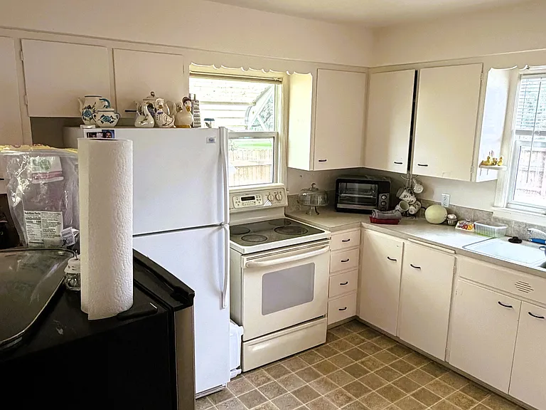 2304 W 6th St — Photo 2