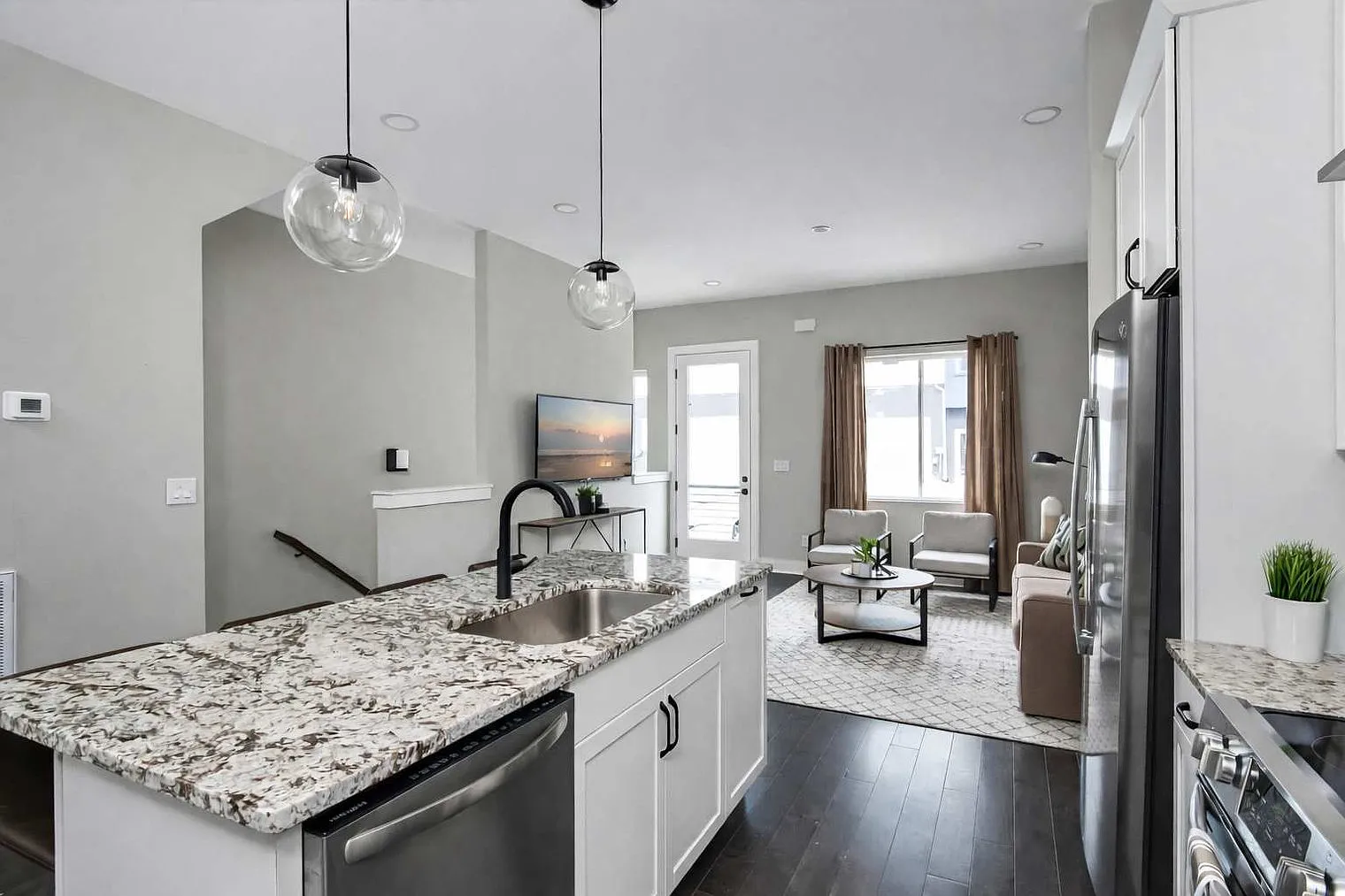 4 bed, 4.0 bath, 1550 sqft, $5,302 — Photo 2