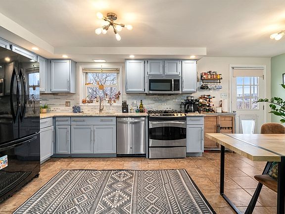 4th image of 66 Roosevelt St #4