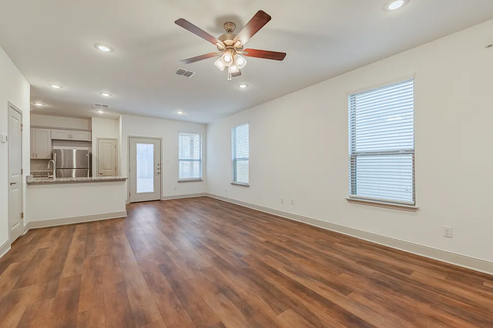 3 bed, 2.5 bath, 1505 sqft, $1,700 — Photo 4