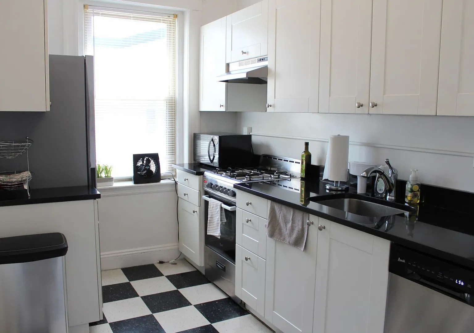 Large 2 bed located near the Green Line in Allston. — Photo 1