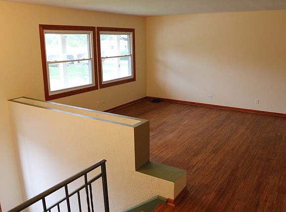 3rd image of 830 Woodlawn St