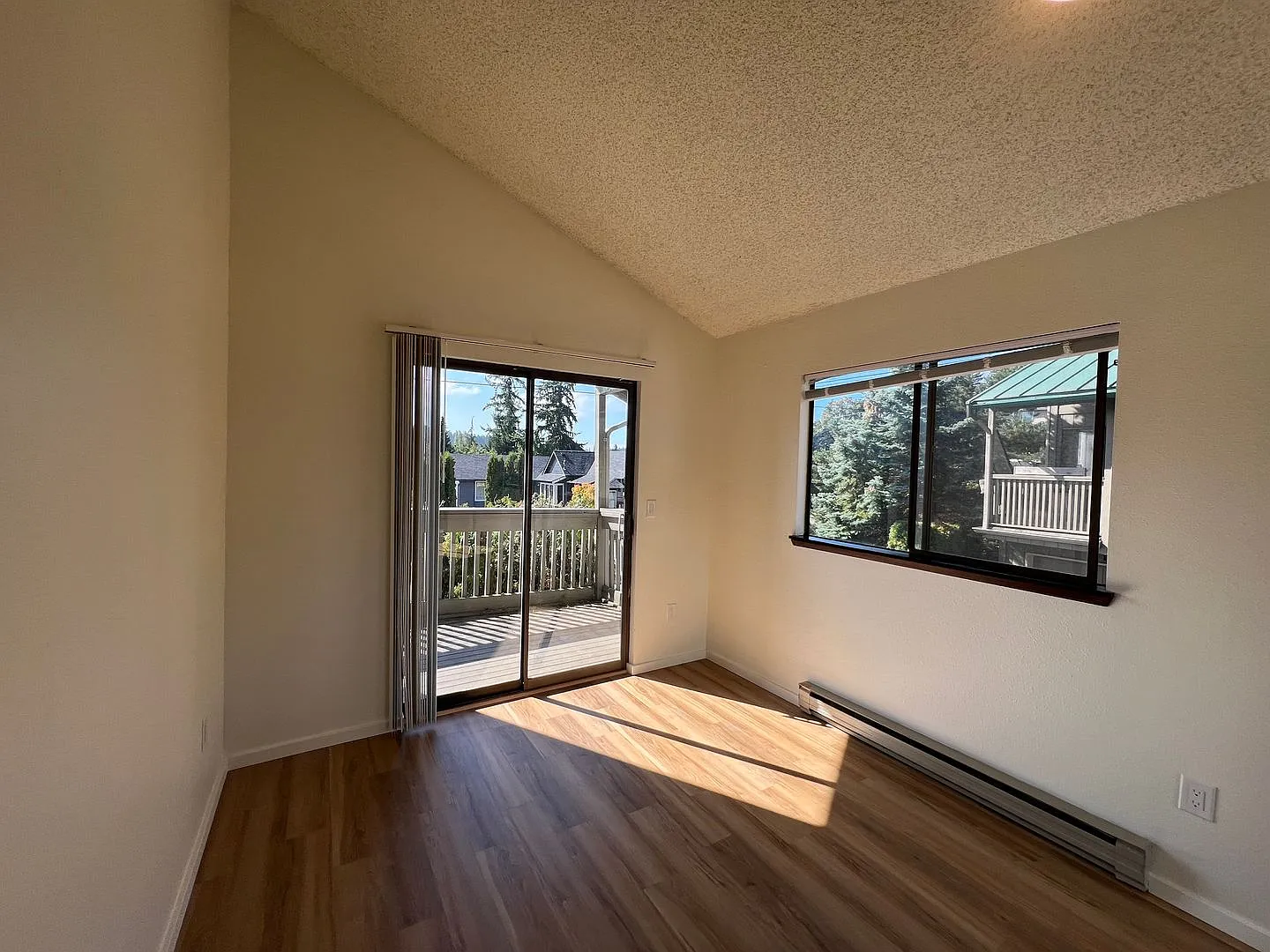 3 Bed Townhouse With Garage Near Wwu. Rent Special - 1/2 Month Off Rent If Lease Signed By 8/31 — Photo 1
