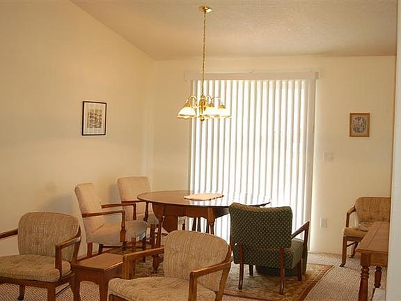 4th image of 998 NE Yew Ave