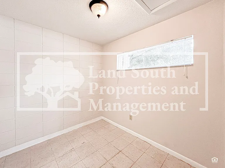 725 E Lime St #D — Photo 5