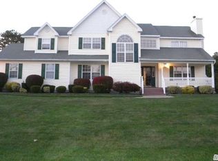 14 Old Neck Ct, Manorville, NY 11949