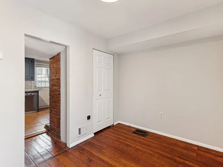 304 Sears St — Photo 7