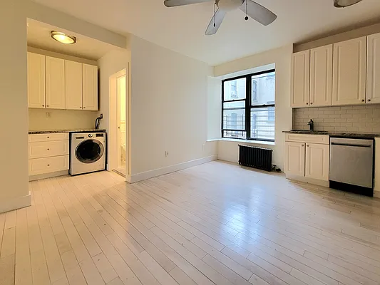 Rented by AZ REALTY NYC LLC | media 3