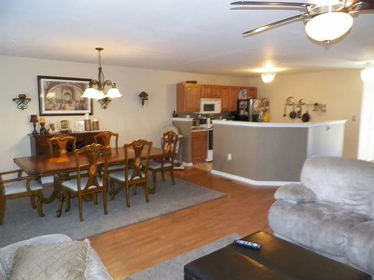 206 Hampshire Dr — Photo 5