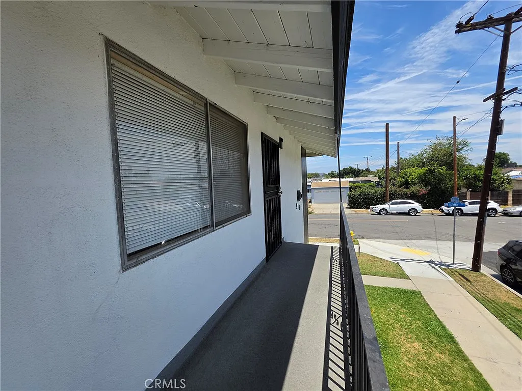 2 bed, 850 sqft, $2,300 — Photo 3