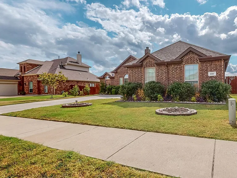 997 Shady Lane Dr — Photo 4