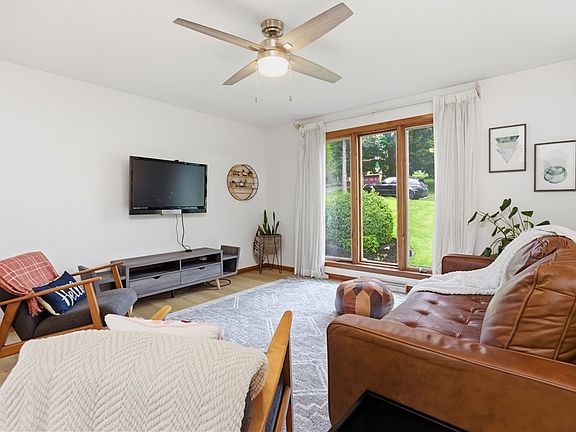 5th image of 304 Elm Dr