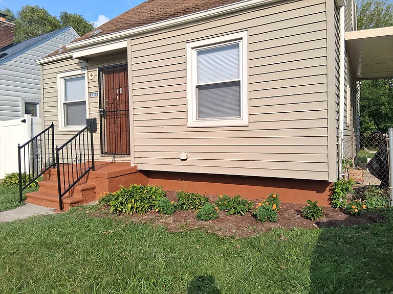 3729 S Bassett St — Photo 2