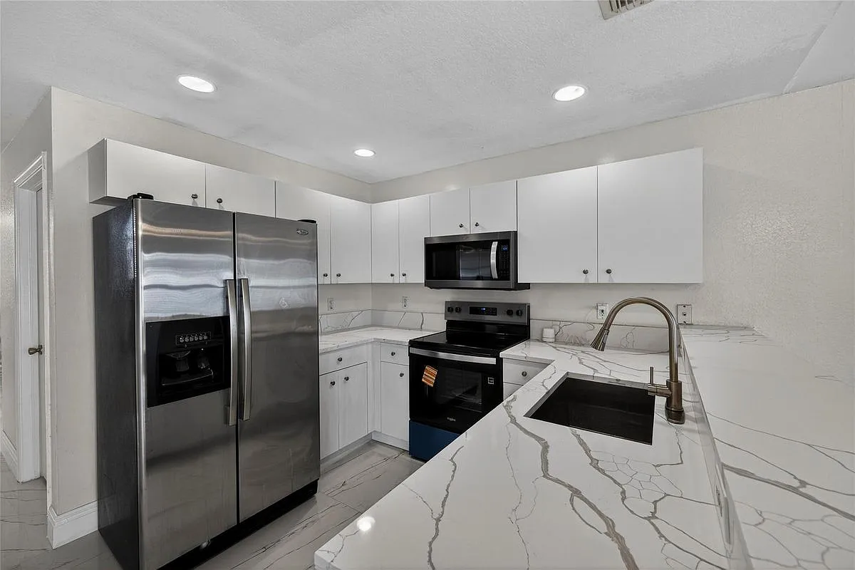 4 bed, 3.0 bath, 2208 sqft, $4,450 — Photo 3
