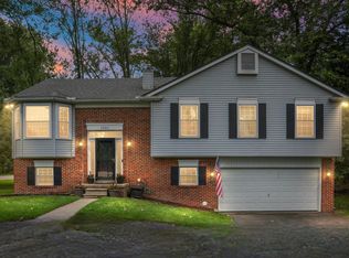 1501 Kings Crown Ct, Wixom, MI 48393