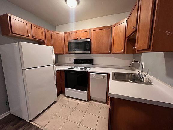 3rd image of 3553 N Oakland Ave #311