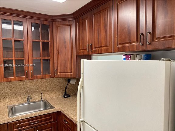 5th image of 950 Euclid Ave APT 310