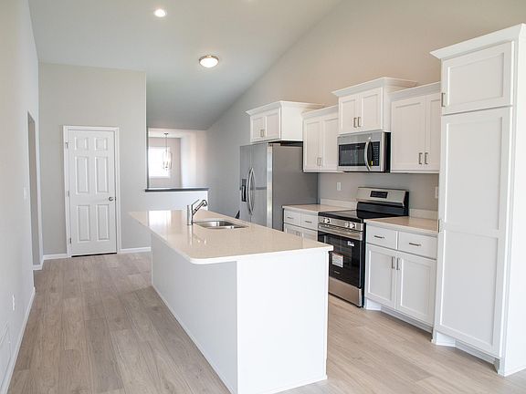 3rd image of 6782 Meadow View Dr S