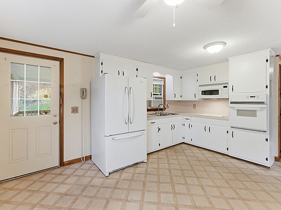 4th image of 18 Smith Ave
