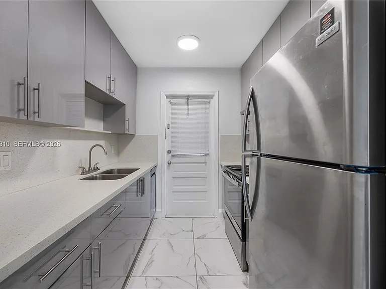 5450 Hollywood Blvd #203 — Photo 3