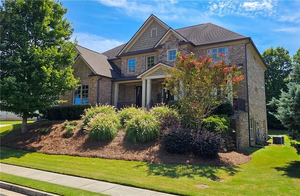 5 bed, 4.0 bath, 3994 sqft, $5,000 — Photo 1
