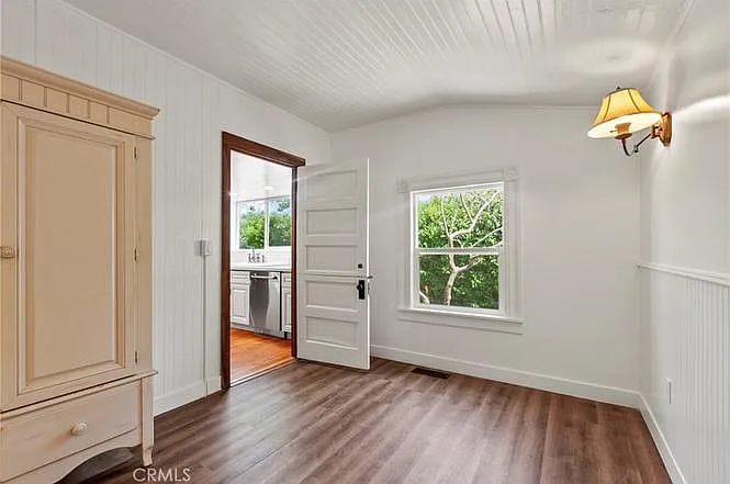 390 Islay St — Photo 16