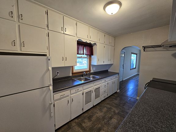 4th image of 867 Maxwell St