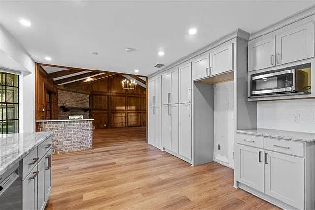 4 bed, 2.5 bath, 2574 sqft, $3,500 — Photo 4
