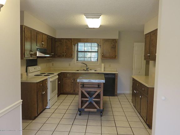 4th image of 2715 White Oak Dr