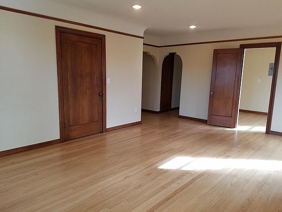 3rd image of 2338 Franklin Ave E APT 2