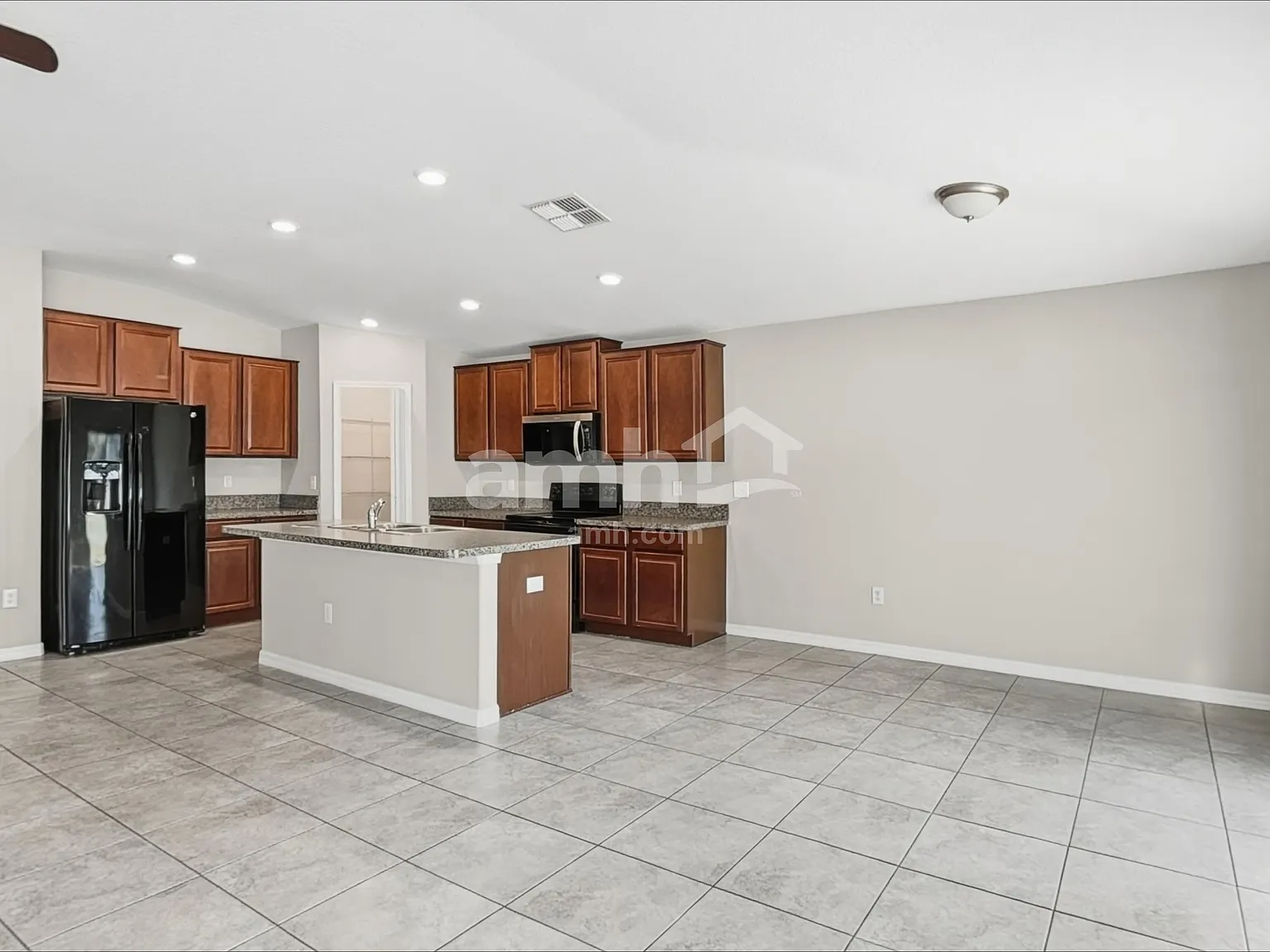 4 bed, 2.0 bath, 1936 sqft, $2,560 — Photo 4