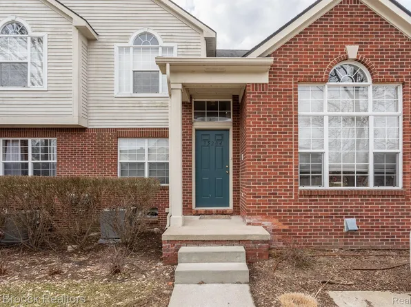 35204 Emma Cir, Walled Lake, MI 48390