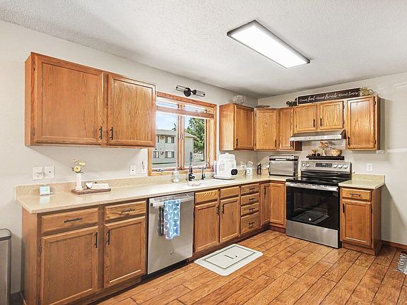 4th image of 102 E 26th St