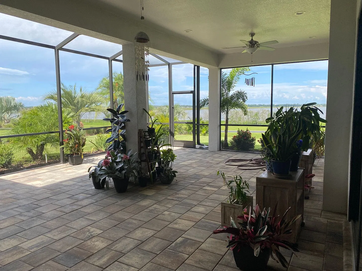 3bed 3 bath one office 2 car garage with plenty room for store , refrigerator — Photo 4