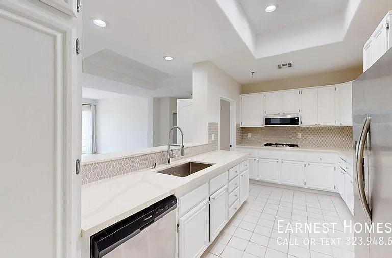 4348 Mammoth Ave #303 — Photo 12