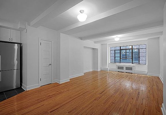 3rd image of 307 E 44th St APT 421