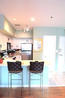 Kitchen & Breakfast Bar