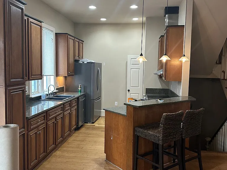 Large Kitchen with upgraded applicances