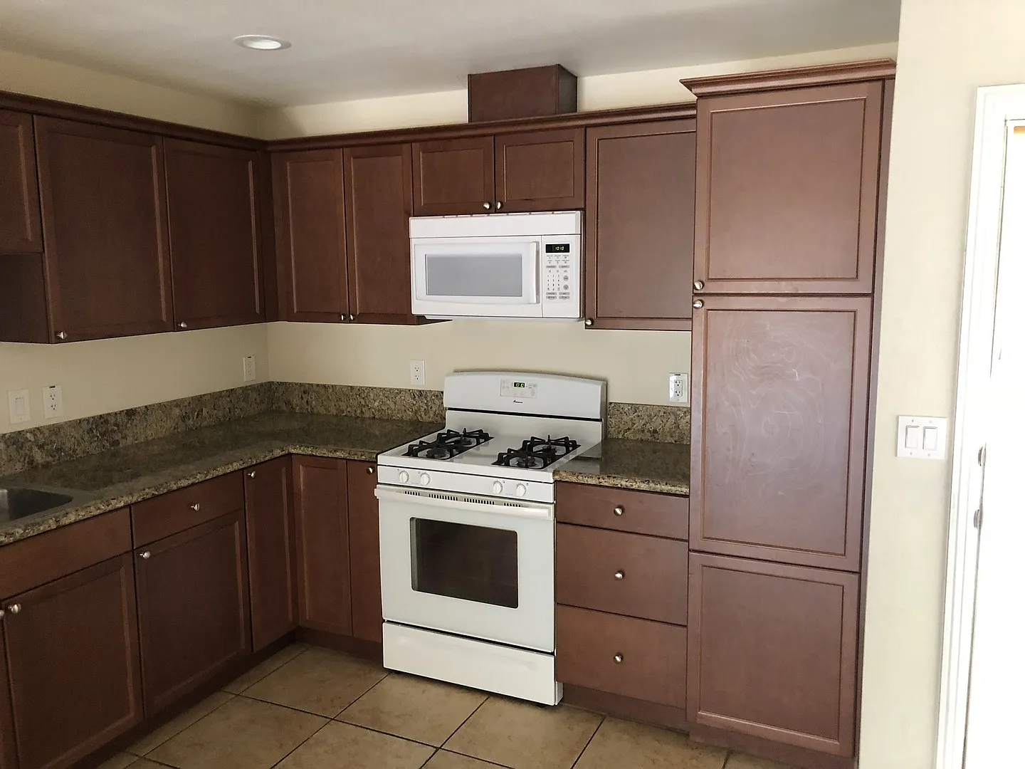 4711 W. School Ave - 3 Bedroom 2.5 Bath - Visalia - Community Pool — Photo 4