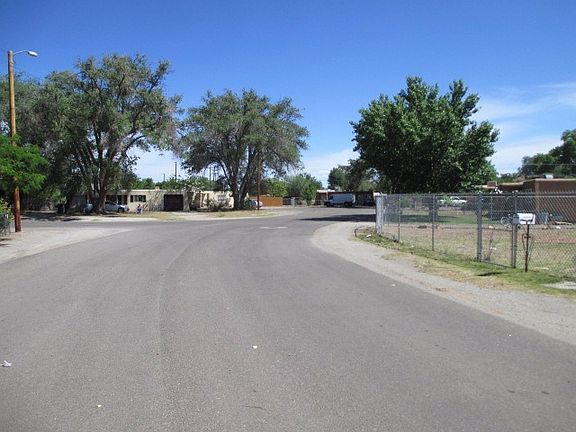 Exterior Neighborhood (street photo)