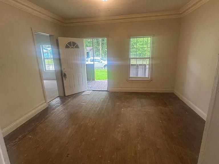 437 Woodrow St — Photo 2