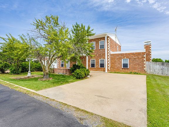 3rd image of 807 Caddo Rd
