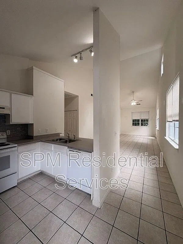 2 bed, 2.0 bath, 1100 sqft, $1,425 — Photo 2