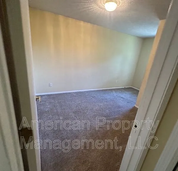 4718 NE Wisconsin St — Photo 4