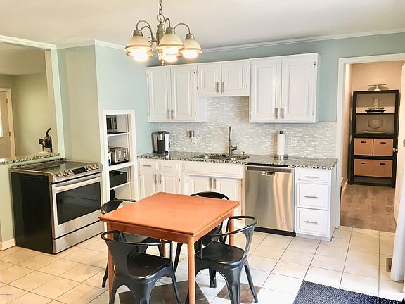 3rd image of 479 Wright St