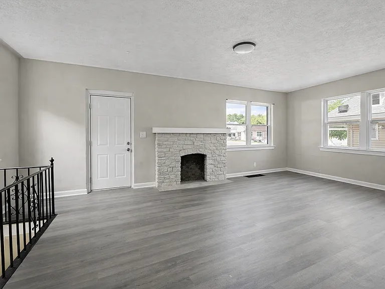 2025 Mansfield St — Photo 3